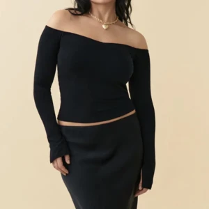 Off shoulder tröja  - Jag säljer min off shoulder tröja från Gina Tricot 🩷 den är endast använd en gång och är helt slutsåld 