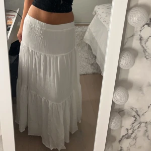 Lång kjol - Super fin vit lång kjol❤️köptes för ca 1 månad sen❤️