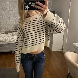 Stickad tröja - Från zara, bra skick men använd💕