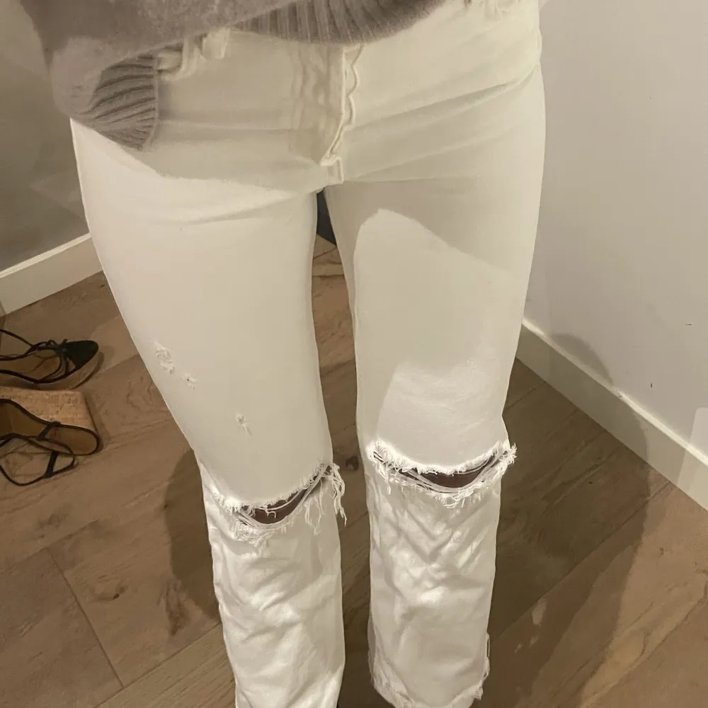 Skit snygga jeans från zara med slitningar med super najs passform ! Säljer då dem inte kommer till användning för mig längre 🤩💗💗. Jeans & Byxor.