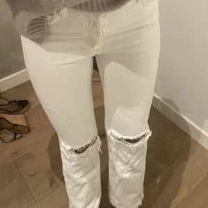 Slitna jeans - Skit snygga jeans från zara med slitningar med super najs passform ! Säljer då dem inte kommer till användning för mig längre 🤩💗💗