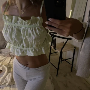 Söt hm topp - Jätte söt oanvänd hm topp med lappen kvar, passar nog många storlekar bara att den sitter lite annorlunda, jag har vanligtvis 34-36💕