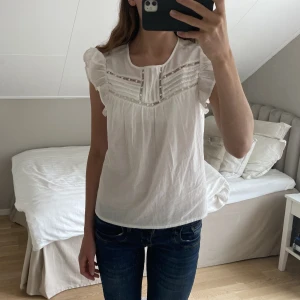 Vit blus - Denna fina vit blus kommer tyvärr inte till användning. Den är använd endast en gång! Storleken är 40 men den är liten i storleken och inte så lång, skulle säga att den passar storlek S. Säljer den för 350kr, ingen frakt ❤️