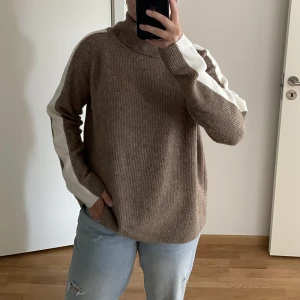 Stickad tröja - Brun stickad tröja i Ull från esprit, perfekt frammåt hösten 🟤🤎 Tröjan är tjock och har en polokrage som själv går att justera hur hög man vill ha den! 🥳Tröjan är i storlek XL, men sitter mer som en M!