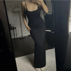 Svart långklänning  - Svart skimsliknande klänning. Sparsamt använd. Storlek S💕