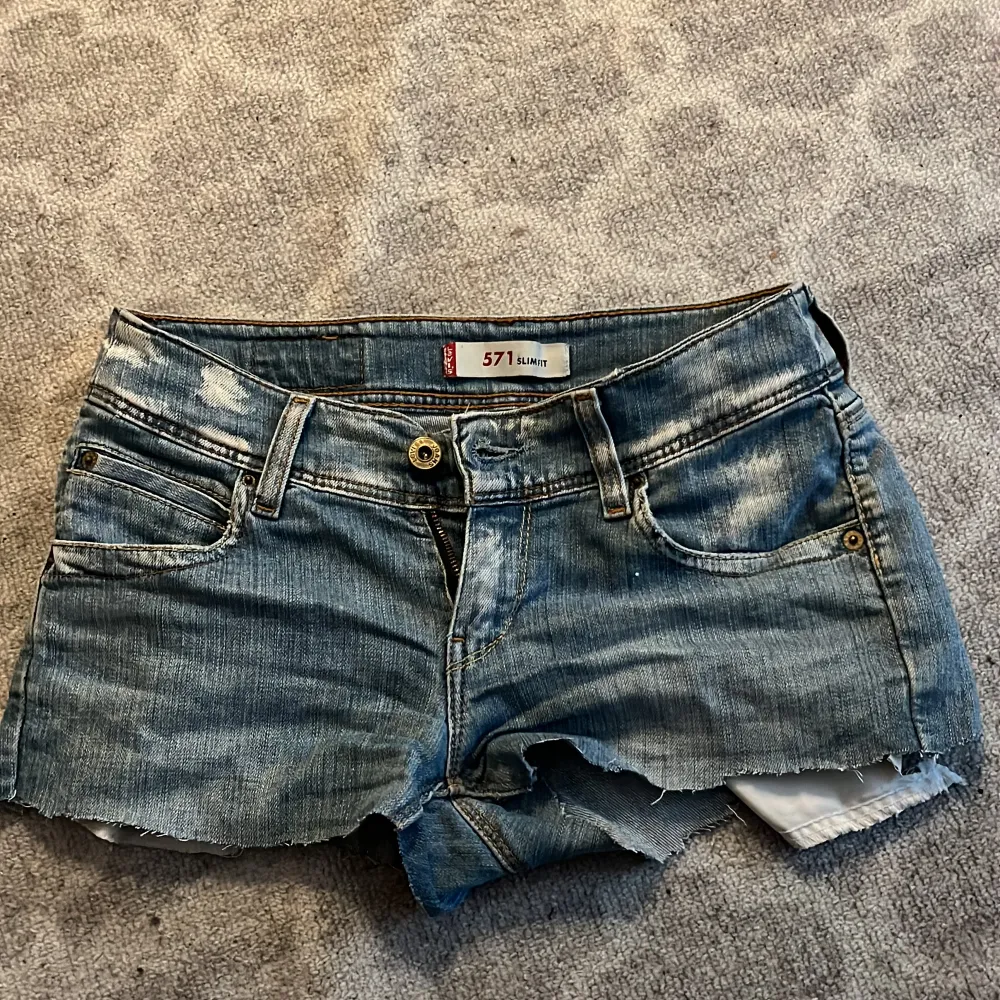 Snygga shorts som jag tyvärr inte fått användning av :) . Farkut & Housut.