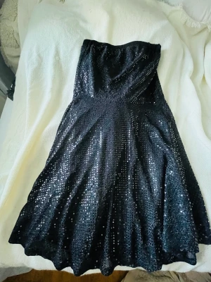 Festklänning  - Super fin och cool festklänning från Ida Sjöstedt🪩