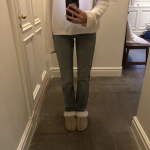 Zara jeans  - Säljer mina sååå snygga zara jeans, som tyvärr har blivit för små på mig.  De är långa i benen, och midjan på jeansen är relativt liten. Har använt dem ett par gånger, men de är fortfarande i väldigt bra skick! Färgen på dem är blå/grå💓💓💓