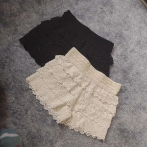 Spets shorts - Säljer dessa två spetsshortsen i svart och beige. De är jättefina och perfekta till stranden eller en varm dag. Säljer pga att de blivit för små! Säljer de för 100kr st. Pris kan diskuteras💘💘
