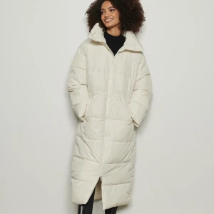 Vit dunjacka - Säljer nu min vita dunjacka från Nakd. Den är använd ett fåtal gånger och är därför i fint skick. Vill du ha fler bilder så är det bara att höra av sig!🧡