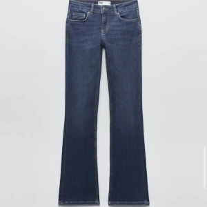 zara low waist jeans - säljer dessa jättefina lågmidjade jeansen ifrån zara då de inte kommer till någon användning för mig, hör av er för fler bilder!