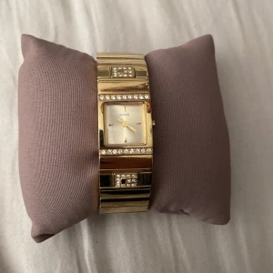 Guess klocka  - Knappt använd org pris runt 2000. Batteri behöver bytas