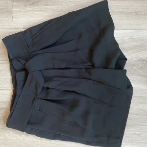 Kostym shorts  - Ett par jätte snygga kostym shorts som tyvärr är för små så aldrig används. Fickor och gylf med knapp och knyt snören i midjan 