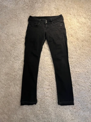 Pepe jeans - Säljer mina pepe venus jeans då jag inte längre använder dem💕 Köpta second hand, och är därför lite slitna nertill vilket jag personligen tycker är snyggt, jeansen har ävenslits💓Om någon undrar något eller vill ha fler bilder är det bara att skriva💖