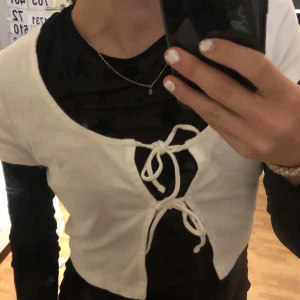 Topp - En vit fin topp i storlek Xs från H&M. Bra skick och användes en gång🩷
