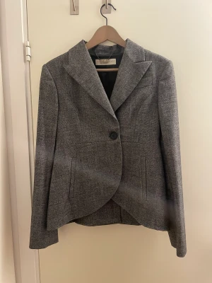 Stella Mccartney kavaj - Superfin Stella kavaj i fin ull. Välskuren. Strl 44 men skulle säga att den är som en svens strl 38-40