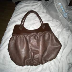 Säljer min bruna handväska som jag fyndat på en vintageshop. Säljer den pågrund av att den inte kommer till användning längre.  Köparen står för frakten och betalning sker via swish. Frakt: 100kr