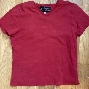 Armani baby tee - En superfin röd Armani tshirt💕