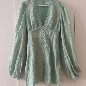 Adoore florence dress mintgrön strl 38 - Adoore-klänning i strl 38. Använd en gång, som ny! Säljes pga lite för stor. Nypris :1495kr