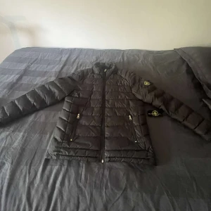 Stone island jacka - Jackan är i nyskick nästan aldrig använd. Storlek M.  Skriv för fler bilder