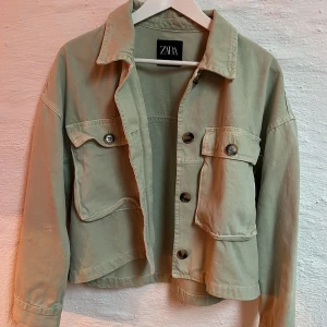 Jeansjacka från zara - Ljusgrön jeansjacka från zara i strl 38, men passar även mig som annars har 36 i det mesta.  Använd väldigt sparsamt och alltså i fint skick! 