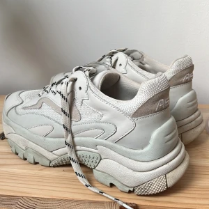 sneakers från ash - Skitcoola skor från Ash i strl 38 med lite högre sula. Köpta 2018 i Köpenhamn men använda endast ett fåtal gånger. 