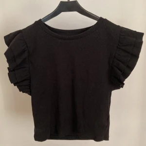 Svart zara topp - Jätte snygg zara topp i fint skick! Köpte toppen i storlek L då den var för kort i andra storlekar, men passar mig som brukar ha XS/S (köpare står för frakt)💕😜