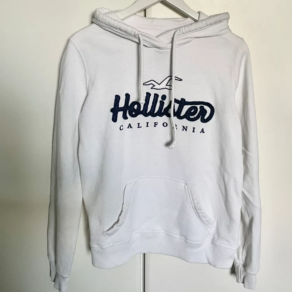 En hoodie i bra skick från Hollister, storlek S. Pris går att diskutera ❤️Säljer även en vit hoodie i exakt samma modell.. Hoodies.