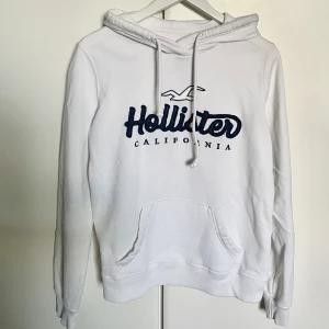 Hollister Hoodie  - En hoodie i bra skick från Hollister, storlek S. Pris går att diskutera ❤️Säljer även en vit hoodie i exakt samma modell.
