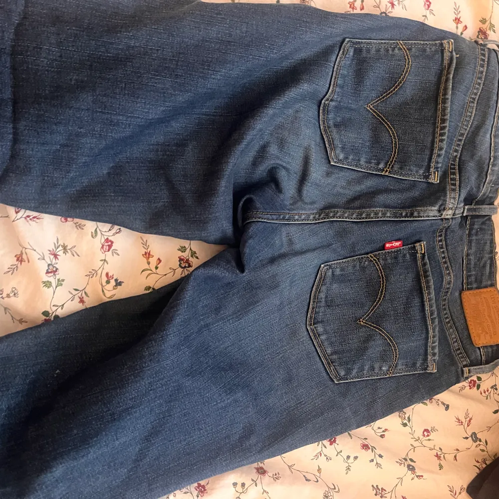 Lågmidjade bootcut jeans från levis i storlek 26❤️. Jeans & Byxor.