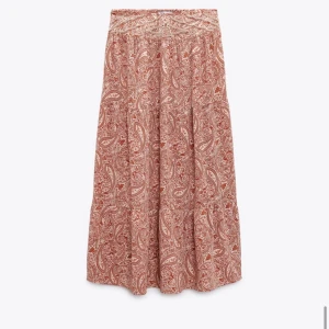 Zara kjol  - Zara kjol som inte har några täcken på användning, jätte fint skick. Säljs pågrund av att den inte kommer till användning. Priset kan diskuteras!