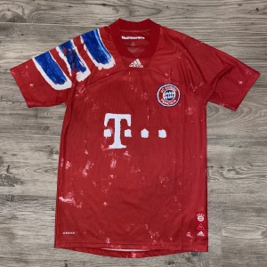 Bayern München Humanrace edition - Sjukt cool tröja som släpptes för några år sedan. I superfint skick och bara använd några få gånger. Storlek S men sitter mer som M.