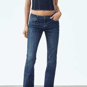 Zara jeans - Säljer dessa lågmidjade zara jeans då jag redan har ett par liknande och de aldrig kommer till användning längre. Är 168 och de passar perfekt i längden, dem är i strl 34 men är i ett stretchigt material och kan funka som 36. INGA DEFEKTER