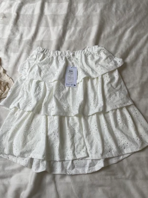 Oanvänd Kjol - Kjol från vila som aldrig använts, nypris 320kr