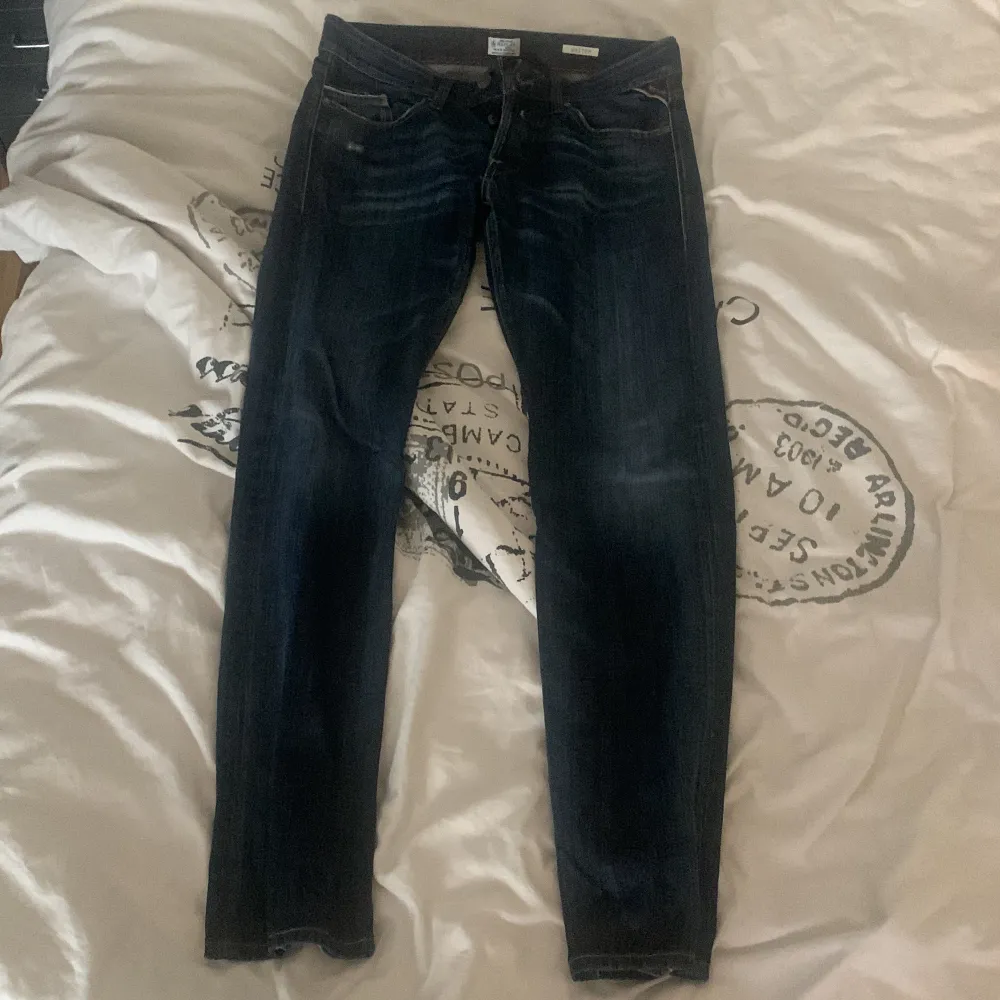 Tja! Säljer dessa replay jeans för att dem är för små för mig, ny pris ca 1500kr, knappt några tecken på användning, modellen är i regular fit, storleken är 30/32! Pris kan diskuteras!  // Mio    . Jeans & Byxor.