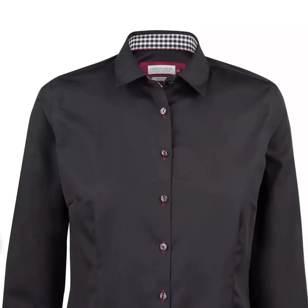 Säljer min skjorta från märket J. Harvest & Frost. Skjortan är svart med några röda detaljer på insidan. Storlek 40 men skulle säga S/M, skjortan är liten i storleken.   Nypris 1339 kr. Pris går att diskutera. Möts upp i Göteborg eller postar spårbart. . Skjortor.