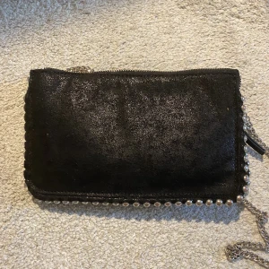 Väska från zara - Säljer denna guldiga väskan frn zara! Trycke inte på köp nu💕