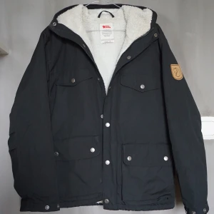 Jacka från Fjällräven - Säljer min fina fjällräven jacka då den inte används längre. Den är i fint skick. 