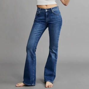 Low waist bootcut jeans  - Säljer dessa jeans från GinaTricot eftersom det inte kommer till användning. Köpta för 499 men säljer billigare! De är i mycket fint skick, knappt använda. Väldigt sköna och går ner i marken med skor på mig som är 169!