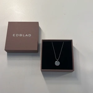 Bokstavs halsband  - Säljer detta fina halsband ifrån Edblad, bara använt några enstaka gånger! 