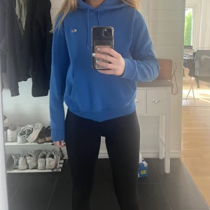 Blå Tommy Hilfiger hoodie - Hej! Nu säljer jag denna fina Tommy hilfiger hoodie då den knappt kommit till användning alls! Denna hoodie är i storlek XS och passar mig perfekt som är 163cm lång🥰 nypris 1099kr. bara att höra av er om ni vill ha fler bilder eller frågor!! Kram