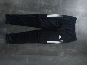 Nya Adidasbyxor - Säljer ett par nya Adidasbyxor för 180kr, inköpta på rea för 349kr, endast använda en gång. 