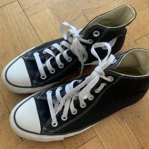 Converse  - Svarta converse i ett jätte bra skick, som nya. Använts ett fåtal par gånger. Skulle kunna sälja för minst 400 💗 ordinarie pris: 800kr 
