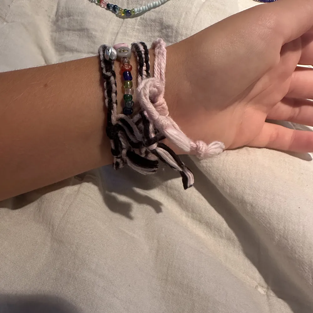 Heej,,, nu behöver ni ej åka utomlands o köpa smycken för jag gör exakt sånna uomlands armband men mycket snyggare o bättre kvalitet, skriv till mig vid önskemål vad ni vill ha för någon modell, färg mm. ❤️❤️❤️❤️. Accessoarer.