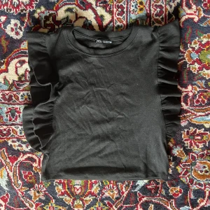 Zara topp - Zara volang topp. Bra skick. Köp för 45 + frakt.