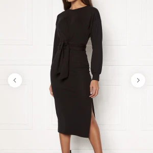 Klänning  - Svart mjuk klänning från bubbleroom🖤 Jättebekväm, använd fåtal gånger men ser helt oanvänd ut! Tjockt knytband i midjan som kan knytas olika sätt. Storleken är xs men fungerar utmärkt för större storlekar. Nypris 499kr 🥰🖤