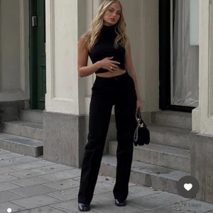 Svarya kostymbyxor  - Svarta kostymbyxor från NAKD😍 använda men ändå i bra skick! Uppsydda ca 5 cm i benen eftersom de var för långa för mig som är 160💕 skriv privat om ni har frågor/vill ha fler bilder!  Ord pris 549kr