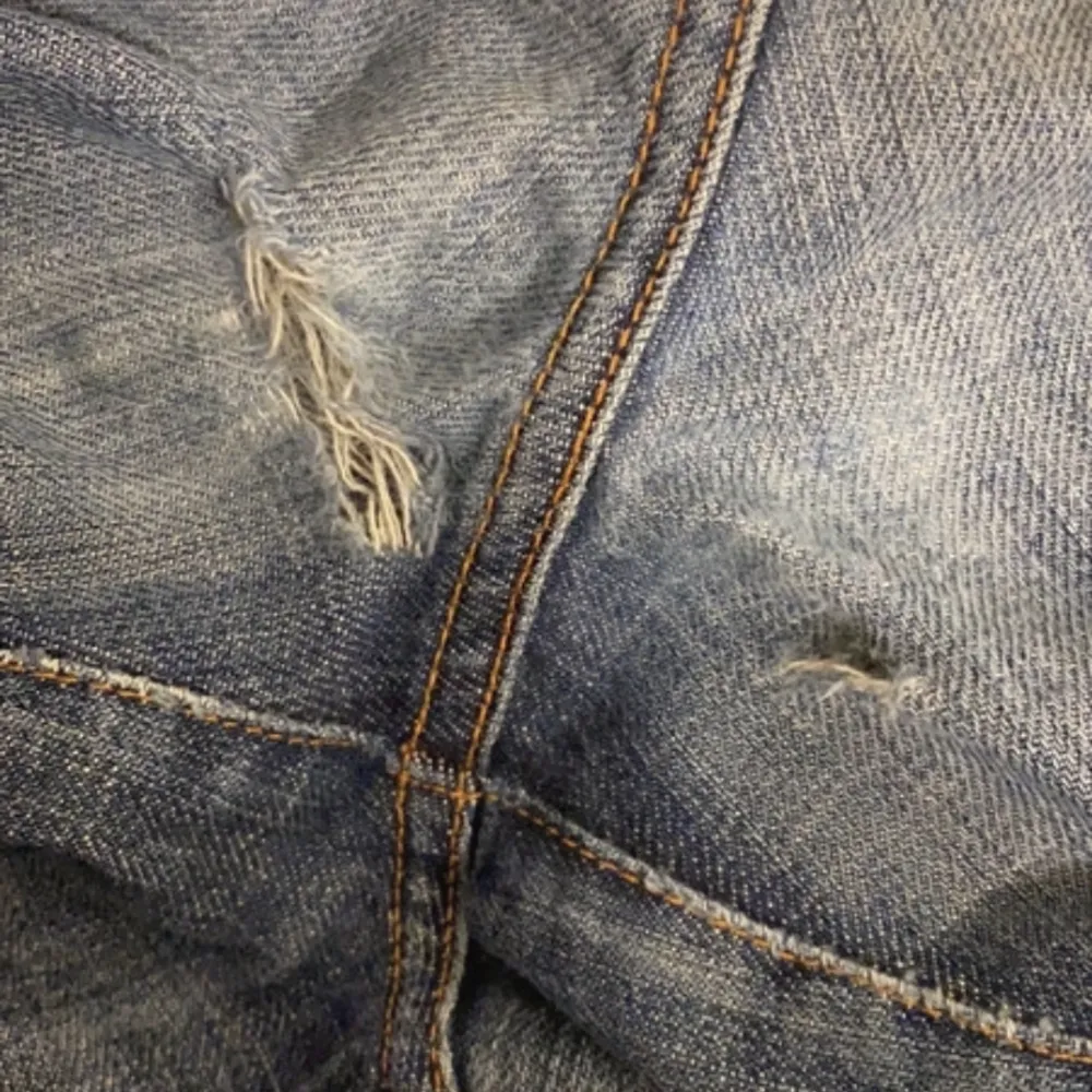 Ett par svin snygga citizen of humanity jeans som är lågmidjade och i bootcut!! Nypris är ca 2500-3000 kr men säljer de bara för 300 (pris går att diskutera)! Ett hål visas i sista bilden, därav lågt pris🩷🩷. Farkut & Housut.