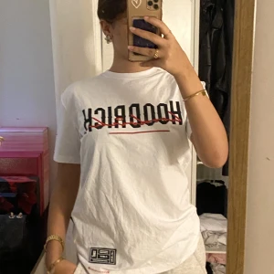 Hoodrich Tshirt  - Nya Hoodrich T-shirts  Svart Storlek S Vit storlek XS