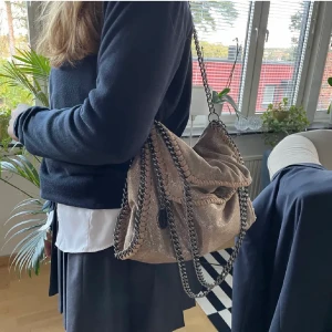 Liknade Stella McCartney väska - Beige liknade stella väska. Super bra skick 🩷